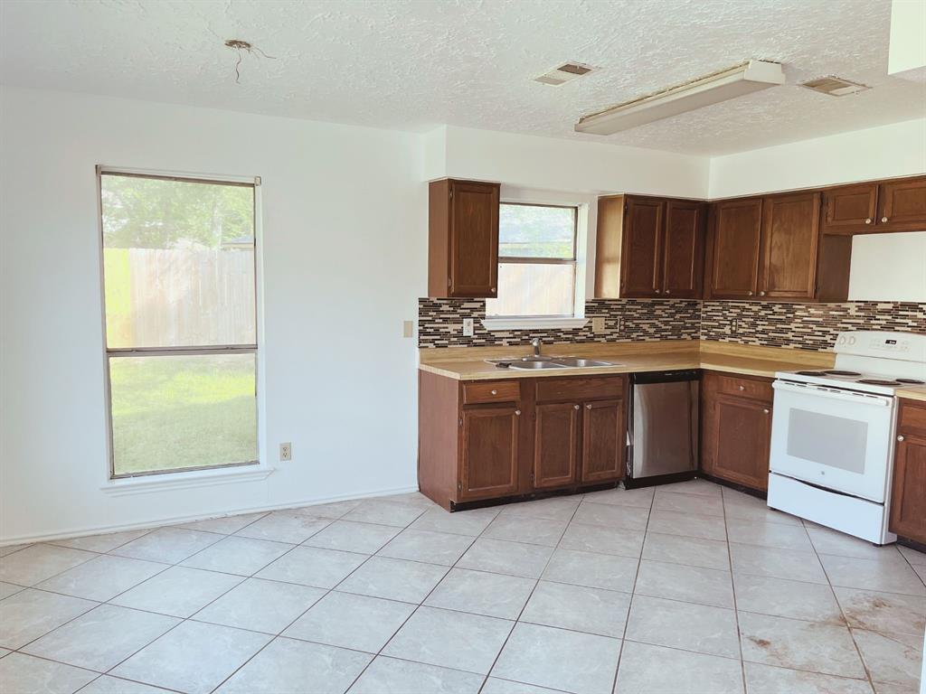 10603 Village Trail Drive, Houston, Texas image 7