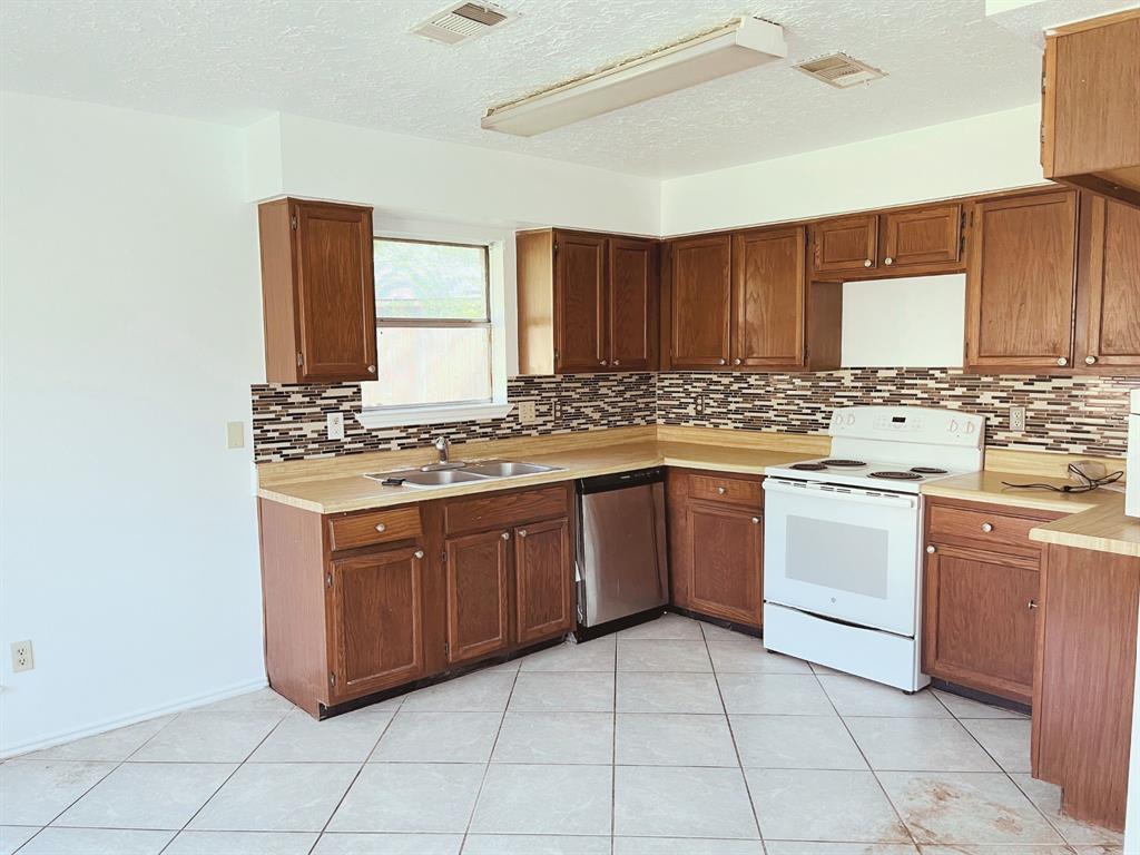 10603 Village Trail Drive, Houston, Texas image 6