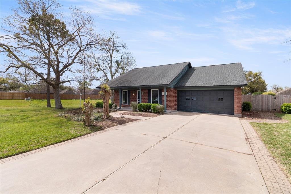 430 Walnut Street, Lake Jackson, Texas image 2