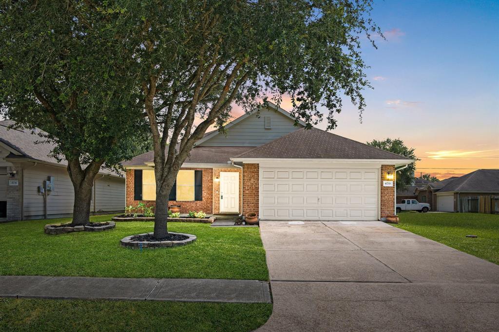 6733 Hidden Colony Lane, Dickinson, Texas image 1