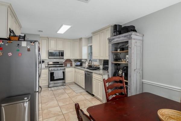 216 Armand Bay Drive, Dickinson, Texas image 11