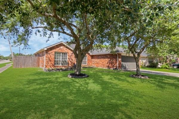 216 Armand Bay Drive, Dickinson, Texas image 2