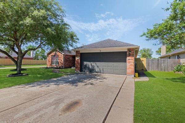 216 Armand Bay Drive, Dickinson, Texas image 4