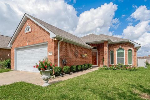 Single Family Residence in Pearland TX 950 Peach Blossom Drive.jpg
