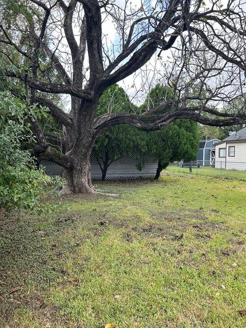 Photo of 206 N Main Street, Highlands, TX 77562 (MLS # 13950898)