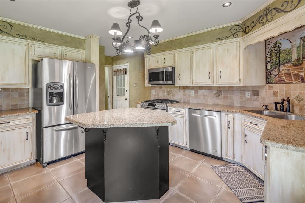 4724 Hunington Drive, Bryan, Texas image 10
