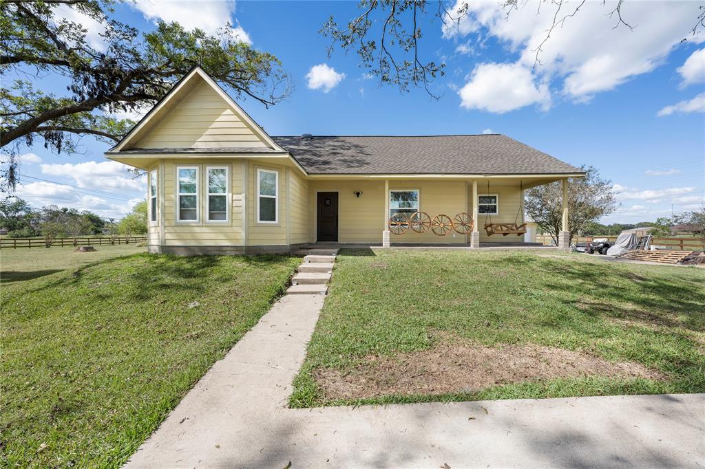 720 Winchester Trail, Angleton, Texas image 2