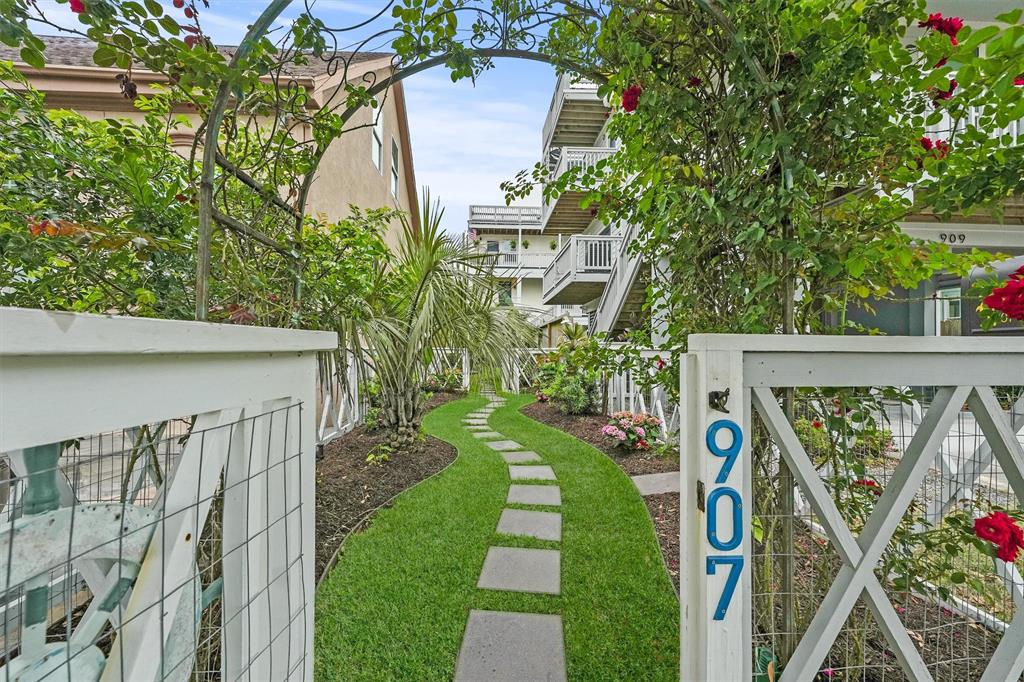 907 Winnie Street, Galveston, Texas image 1