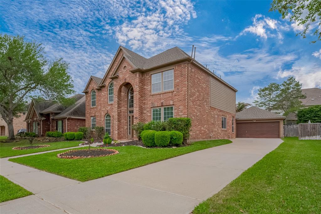 2023 Upland Shadows Drive, Sugar Land, Texas image 2