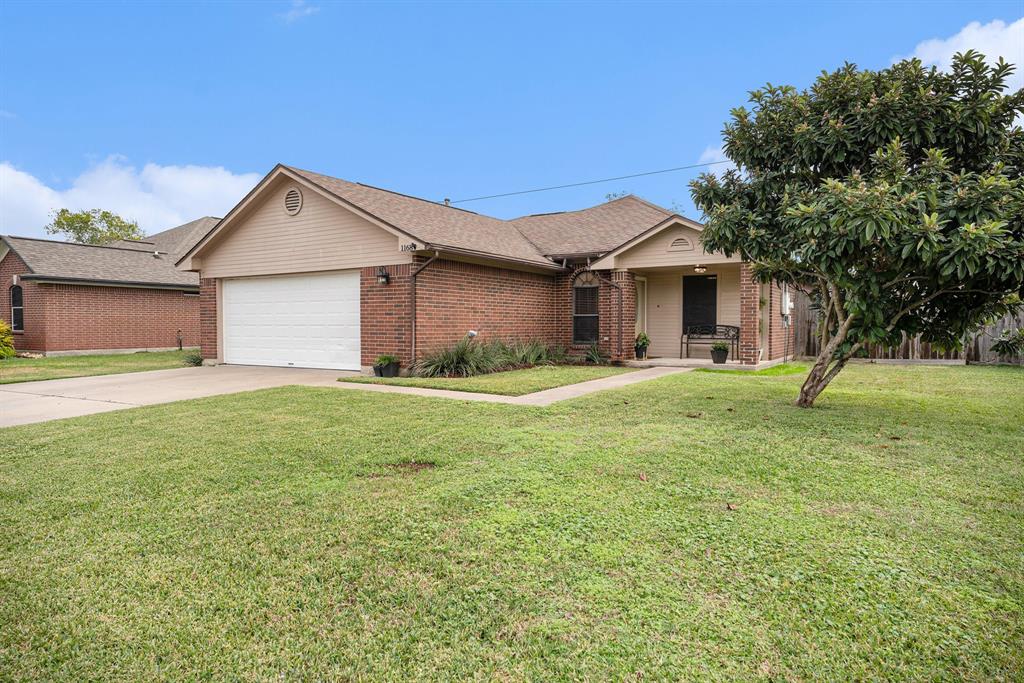 1168 Carey Drive, Angleton, Texas image 2