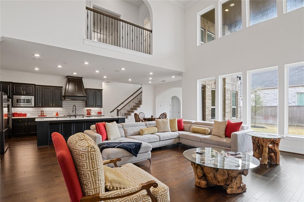 21339 Crescent Winged Drive