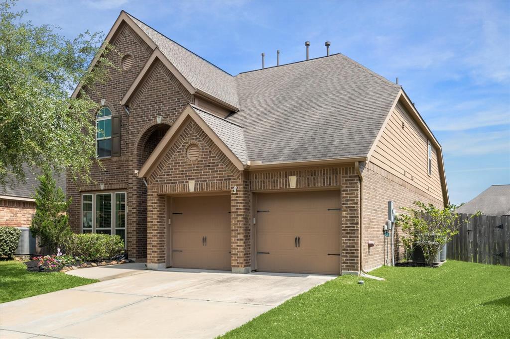 13921 Pebble Falls Lane, Pearland, Texas image 1