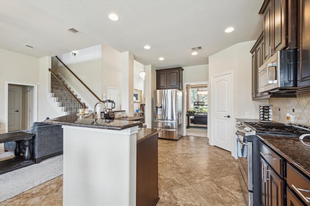 13921 Pebble Falls Lane, Pearland, Texas image 12
