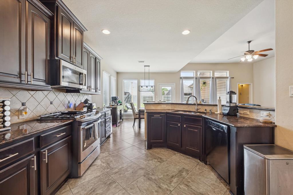 13921 Pebble Falls Lane, Pearland, Texas image 10