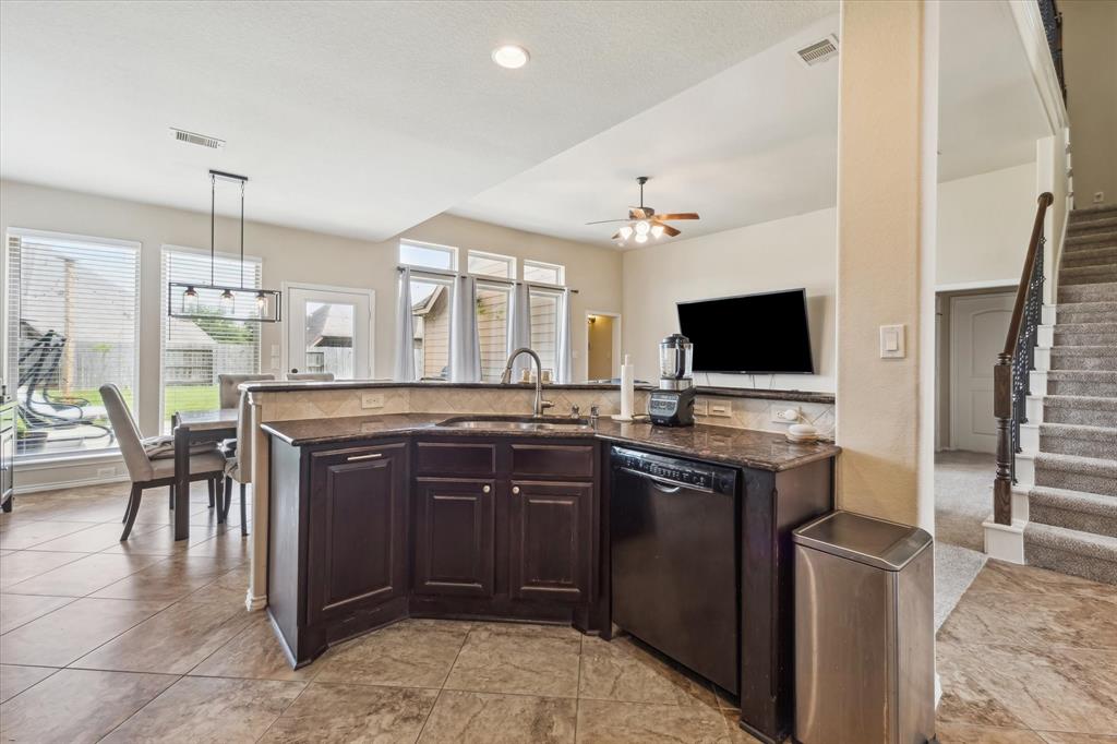 13921 Pebble Falls Lane, Pearland, Texas image 11