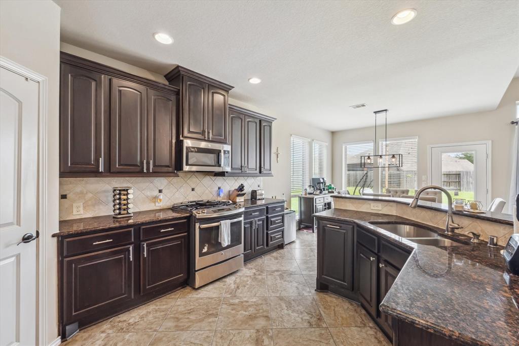 13921 Pebble Falls Lane, Pearland, Texas image 9