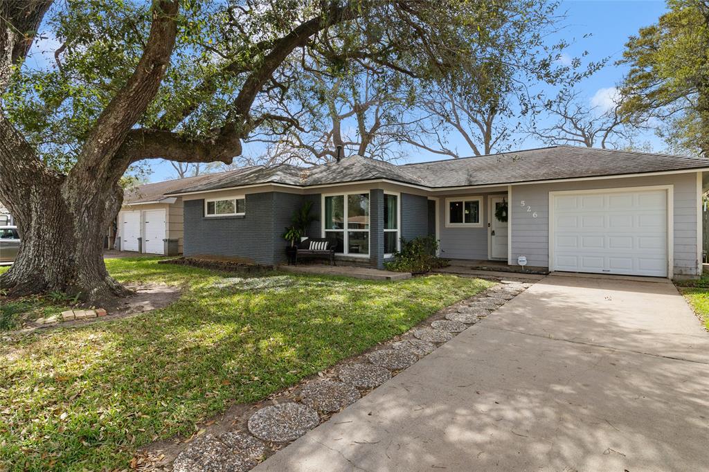 526 Wisteria St, Lake Jackson, Texas image 1
