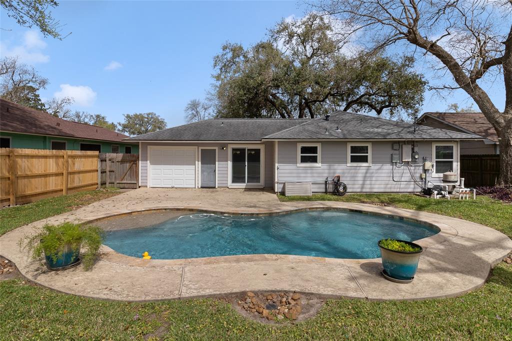 526 Wisteria St, Lake Jackson, Texas image 2