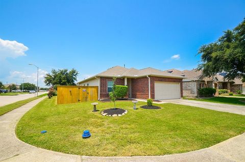 Single Family Residence in Baytown TX 6903 Hazelnut Lane.jpg