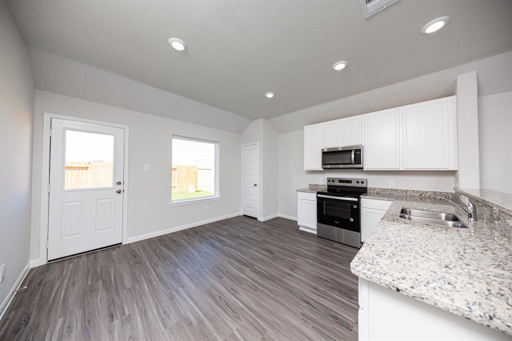 8106 Vanilla Orchid Drive, Houston, Texas image 5