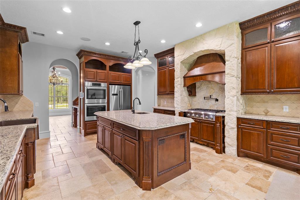 106 Texas Grand Circle, Huntsville, Texas image 11