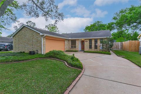 Single Family Residence in Houston TX 16002 Buccaneer Lane 2.jpg