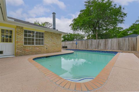 Single Family Residence in Houston TX 16002 Buccaneer Lane 4.jpg