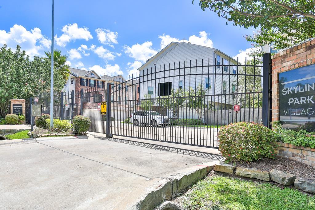 3431 Skyline Village Drive, Houston, Texas image 2