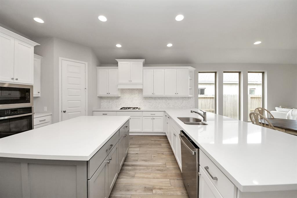 12310 Grassy Bend Drive, Mont Belvieu, Texas image 3