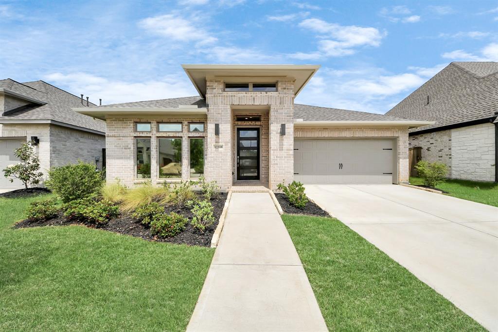 12310 Grassy Bend Drive, Mont Belvieu, Texas image 1