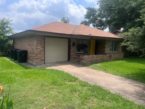 Single Family Residence in Houston TX 10222 Bretton Drive.jpg