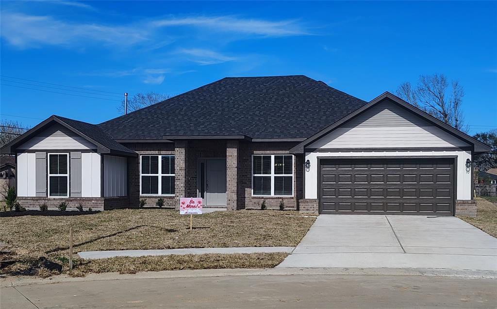 10 Gemstone Court, Angleton, Texas image 1