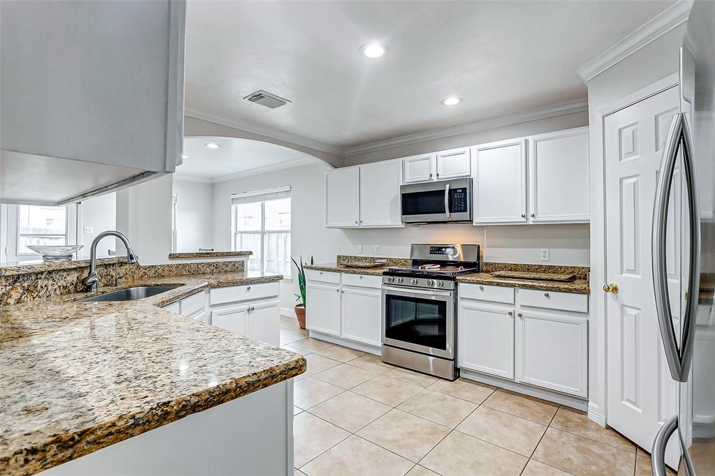 5902 Camron Point Circle, Katy, Texas image 8