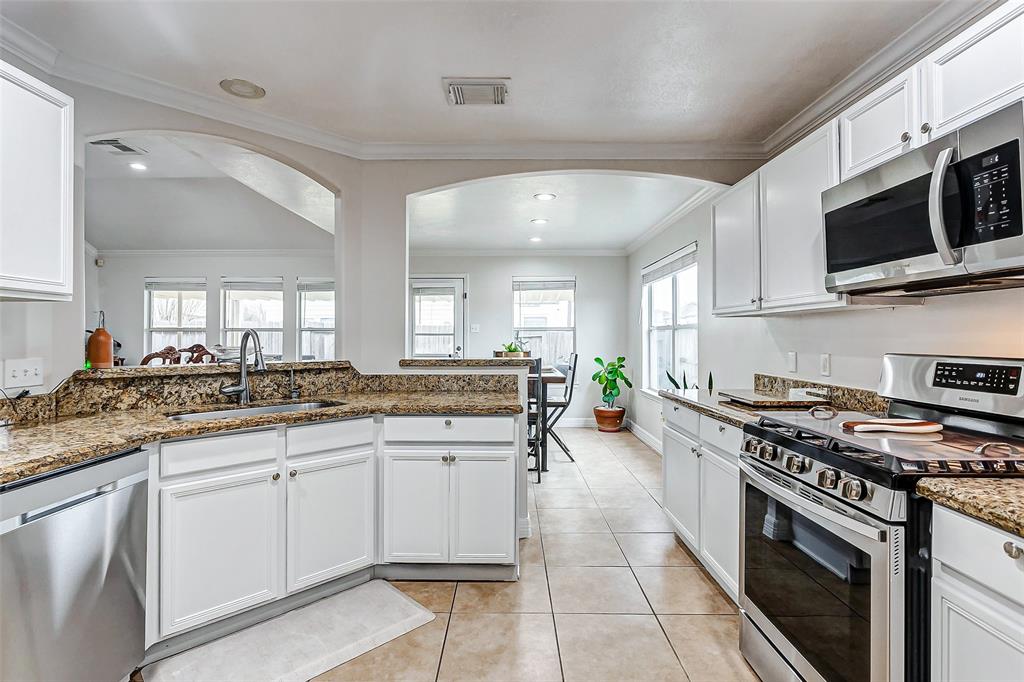 5902 Camron Point Circle, Katy, Texas image 9