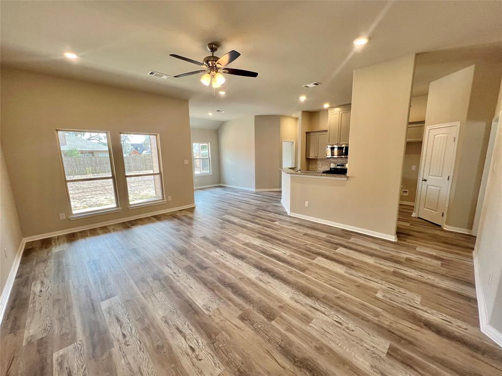 5 Seminole Court, West Columbia, Texas image 2