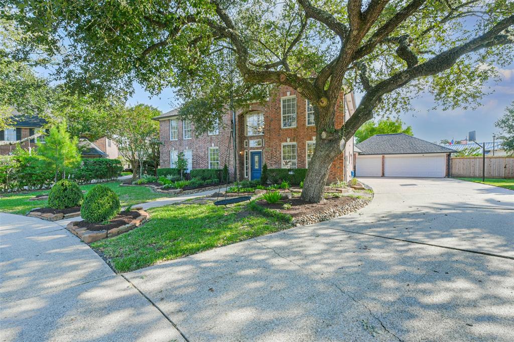 916 Laurelfield Drive, Friendswood, Texas image 3