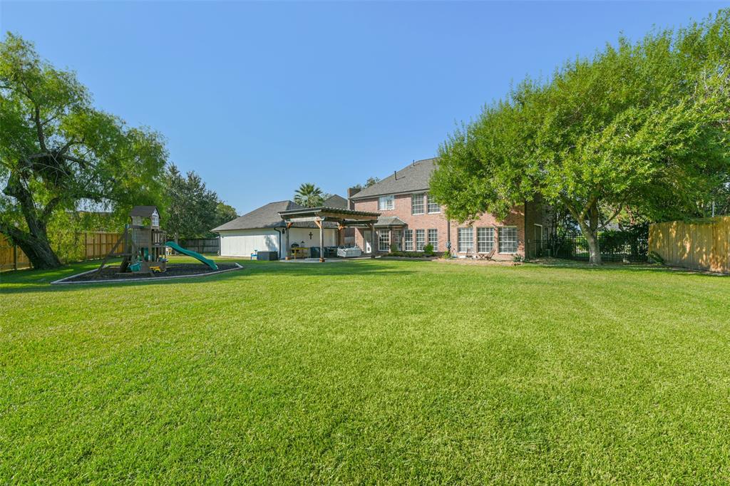 916 Laurelfield Drive, Friendswood, Texas image 26