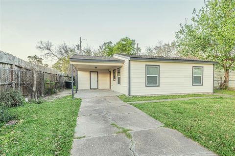 Photo of 4817 Van Fleet Street, Houston, TX 77033 (MLS # 14002400) Photo of 4817 Van Fleet Street, Houston, TX 77033 (MLS # 14002400)