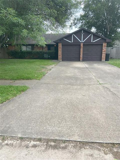 Single Family Residence in Houston TX 6911 Winding Trace Drive.jpg