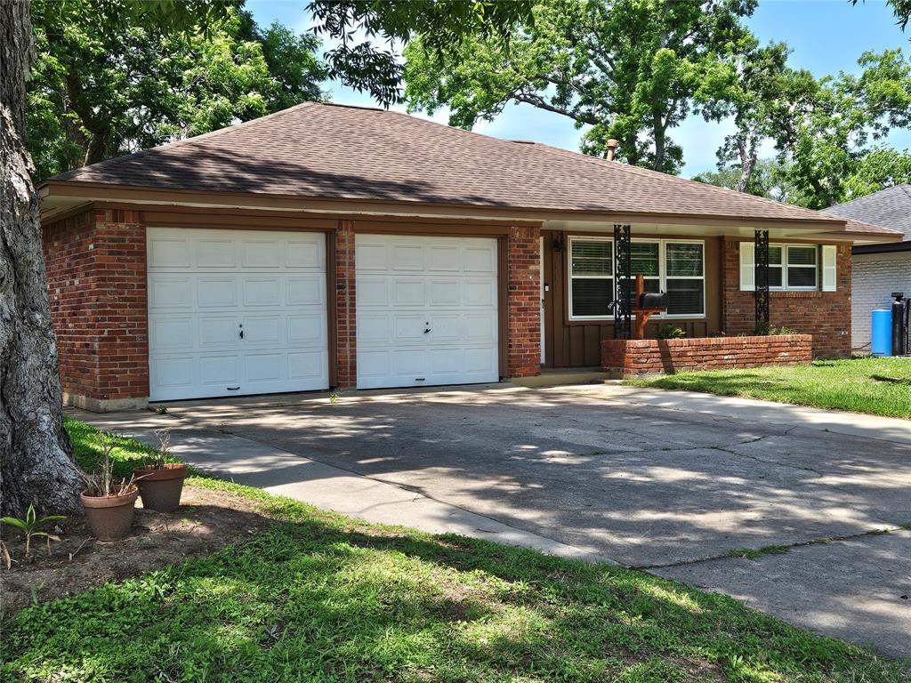 111 Carnation Street, Lake Jackson, Texas image 3