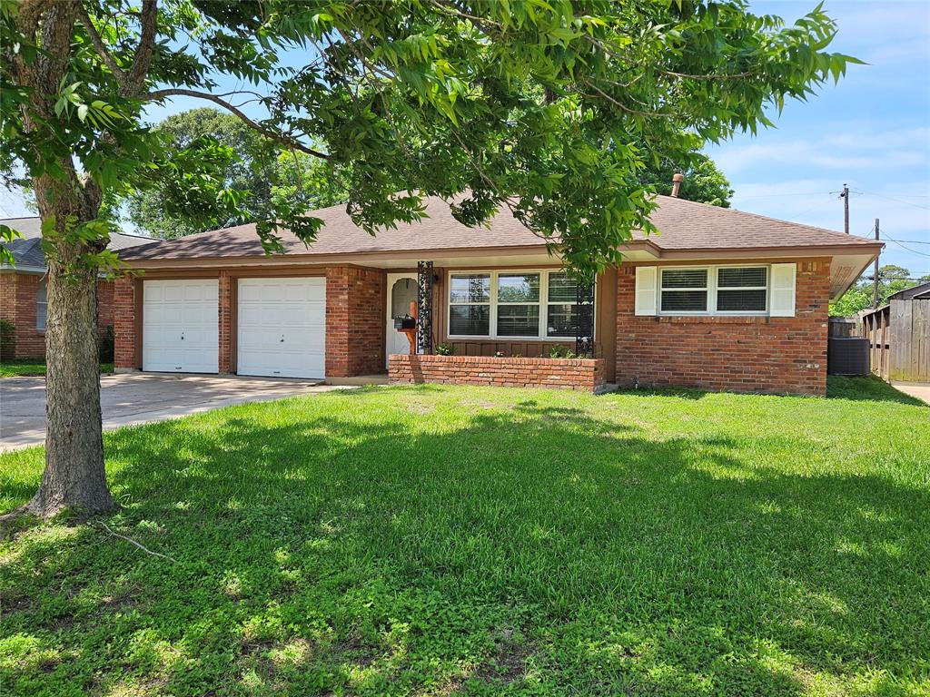 111 Carnation Street, Lake Jackson, Texas image 1