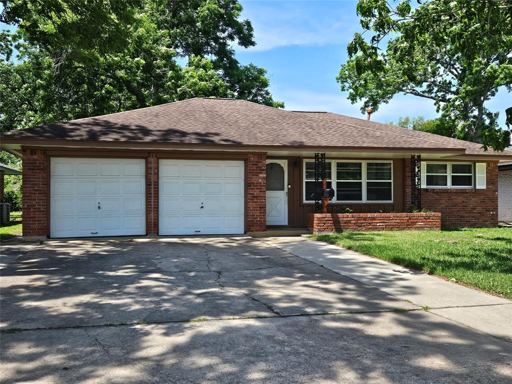111 Carnation Street, Lake Jackson, Texas image 2