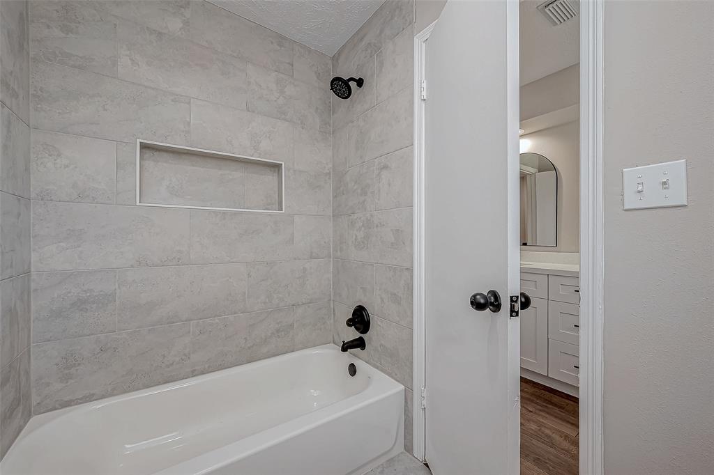 5615 Mossy Timbers Drive, Humble, Texas image 30