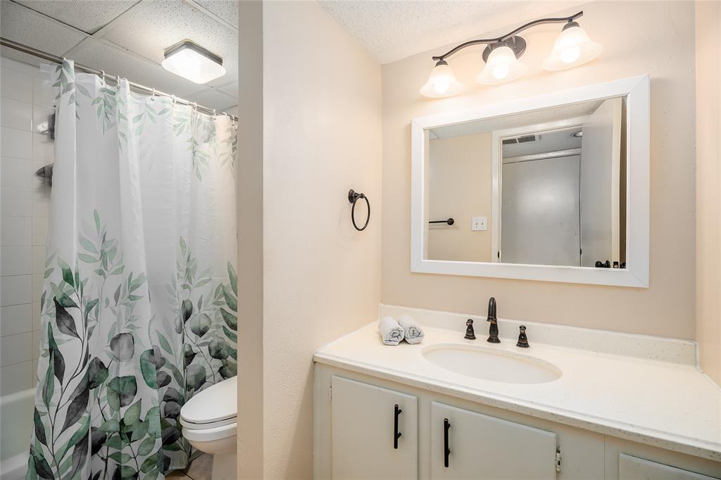 7028 N Holiday Drive, Galveston, Texas image 13