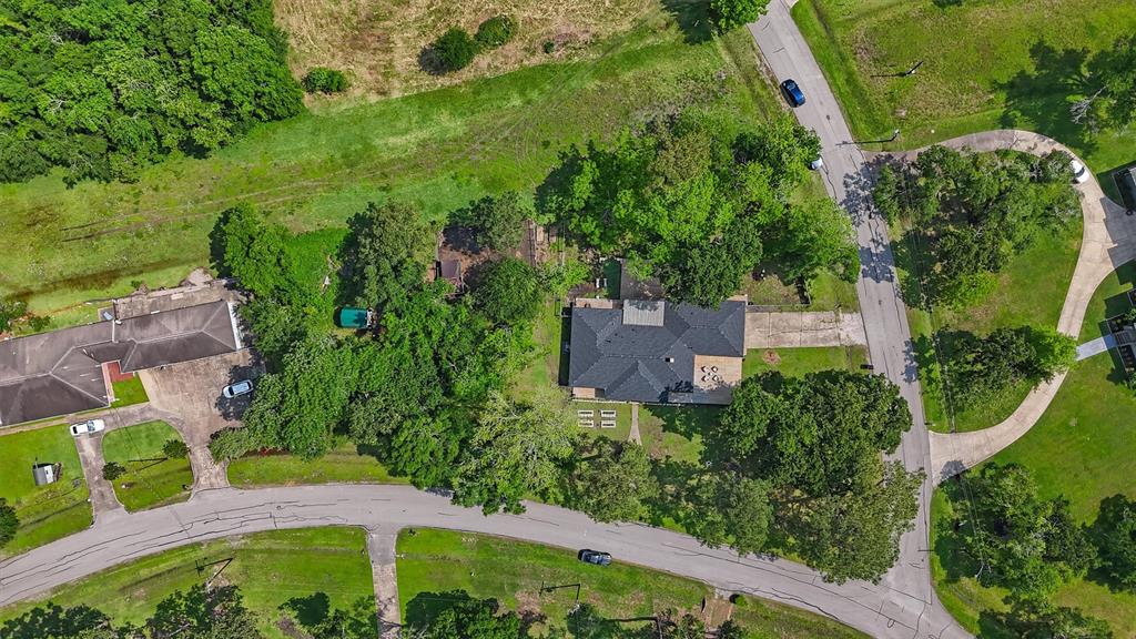 1108 Myrtlewood Drive, Friendswood, Texas image 3