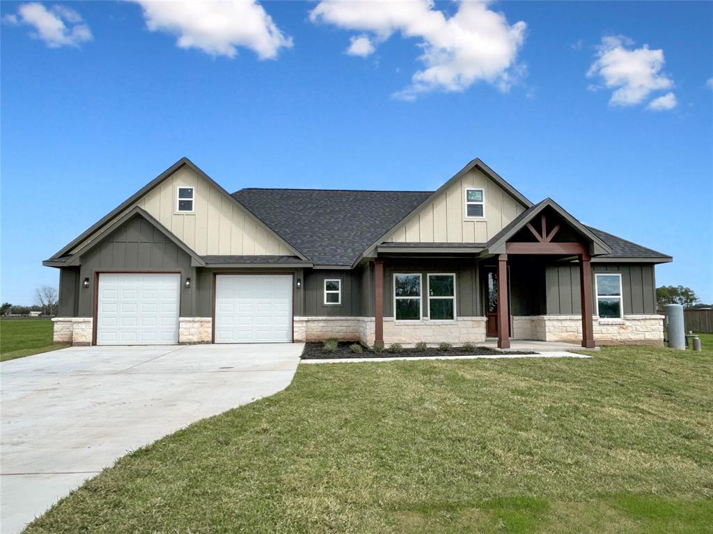 1068 Quarter Horse Trail, Angleton, Texas image 1
