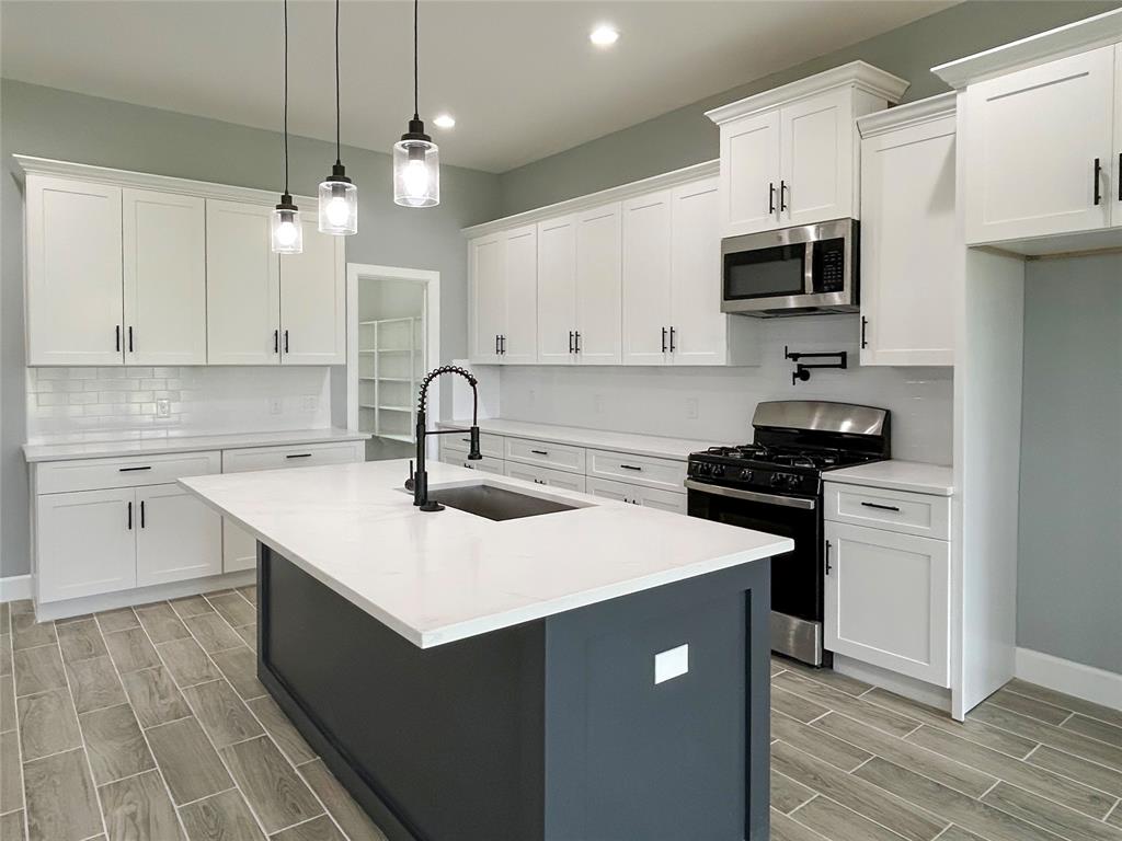 1068 Quarter Horse Trail, Angleton, Texas image 3