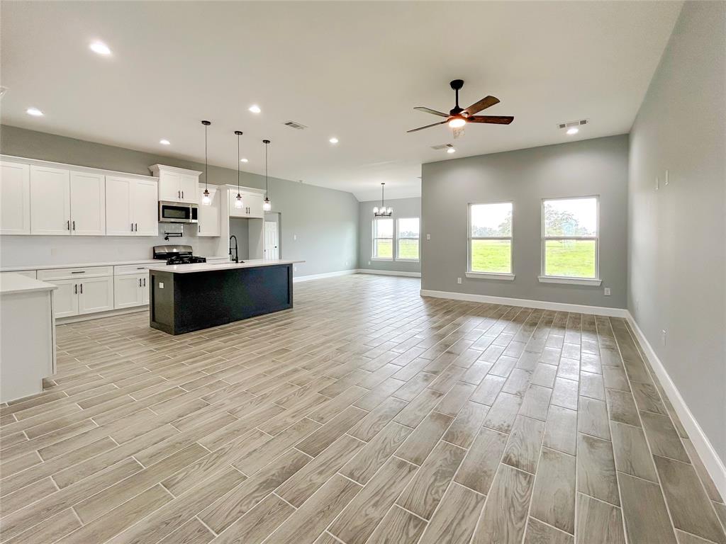 1068 Quarter Horse Trail, Angleton, Texas image 2