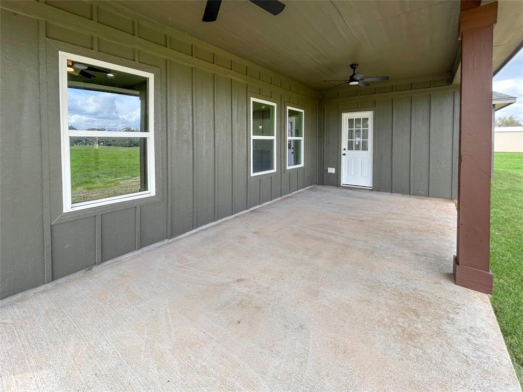 1068 Quarter Horse Trail, Angleton, Texas image 4