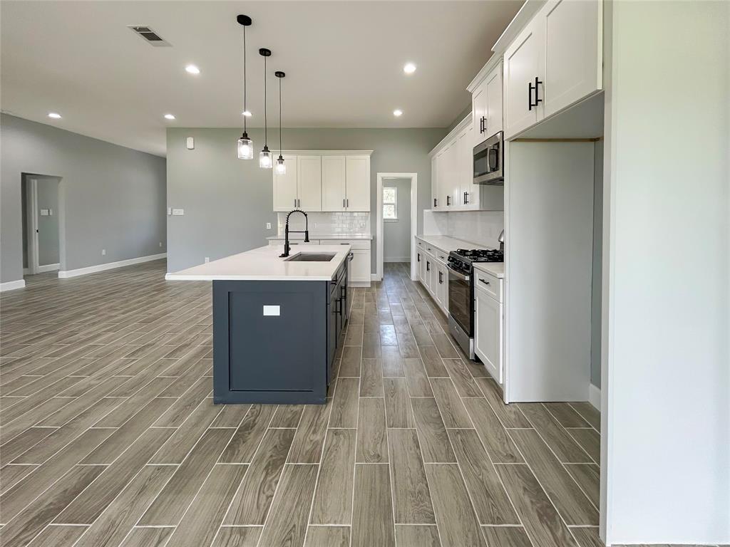 1068 Quarter Horse Trail, Angleton, Texas image 6